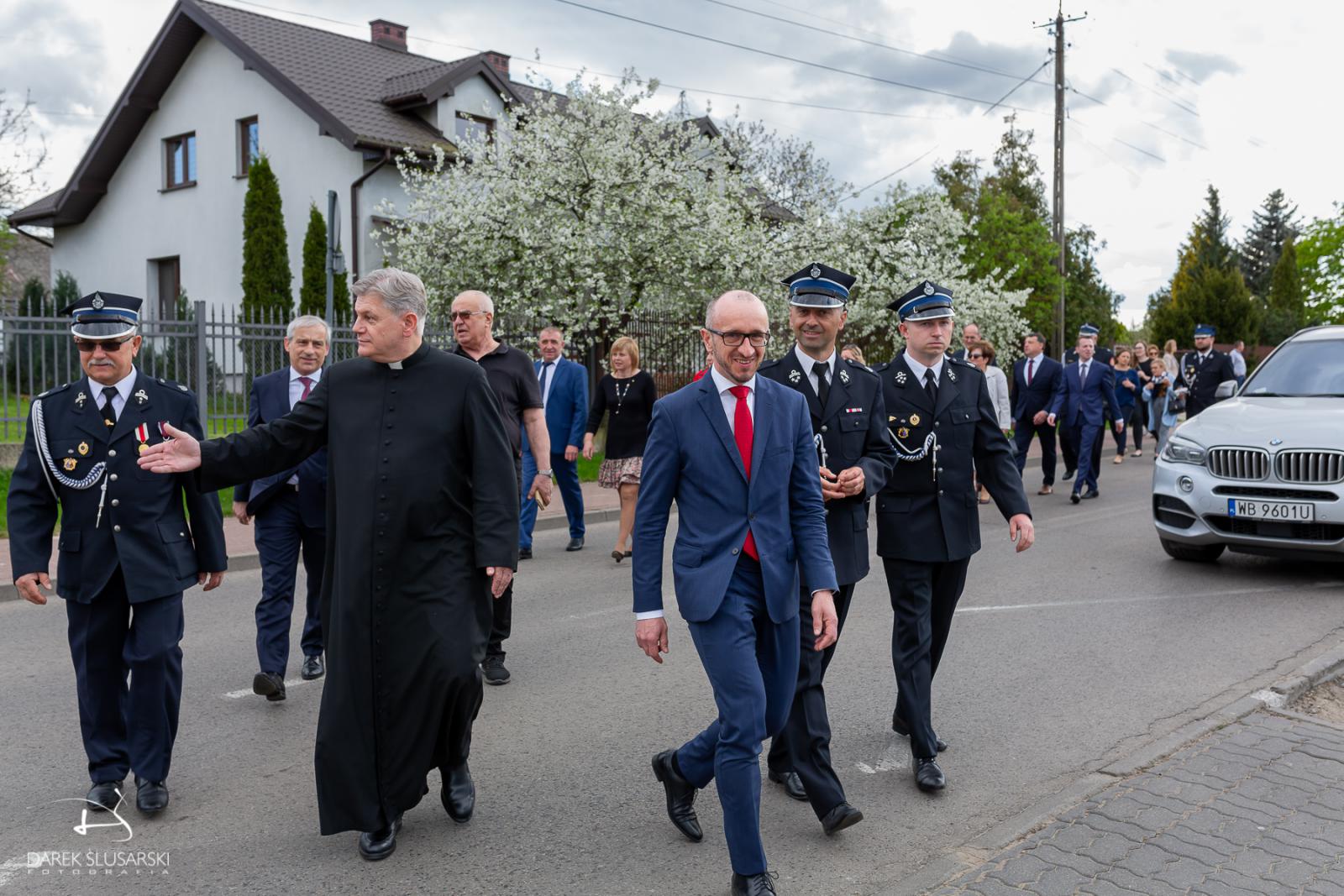 zaproszeni goście idą na apel