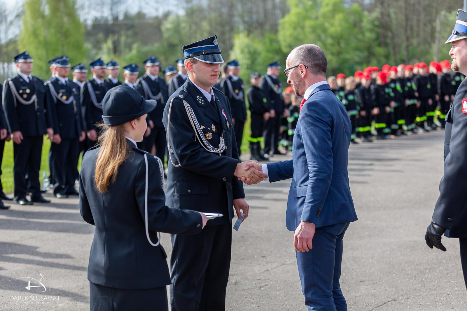 wójt gratuluje prezesowi OSP Skrzeszew