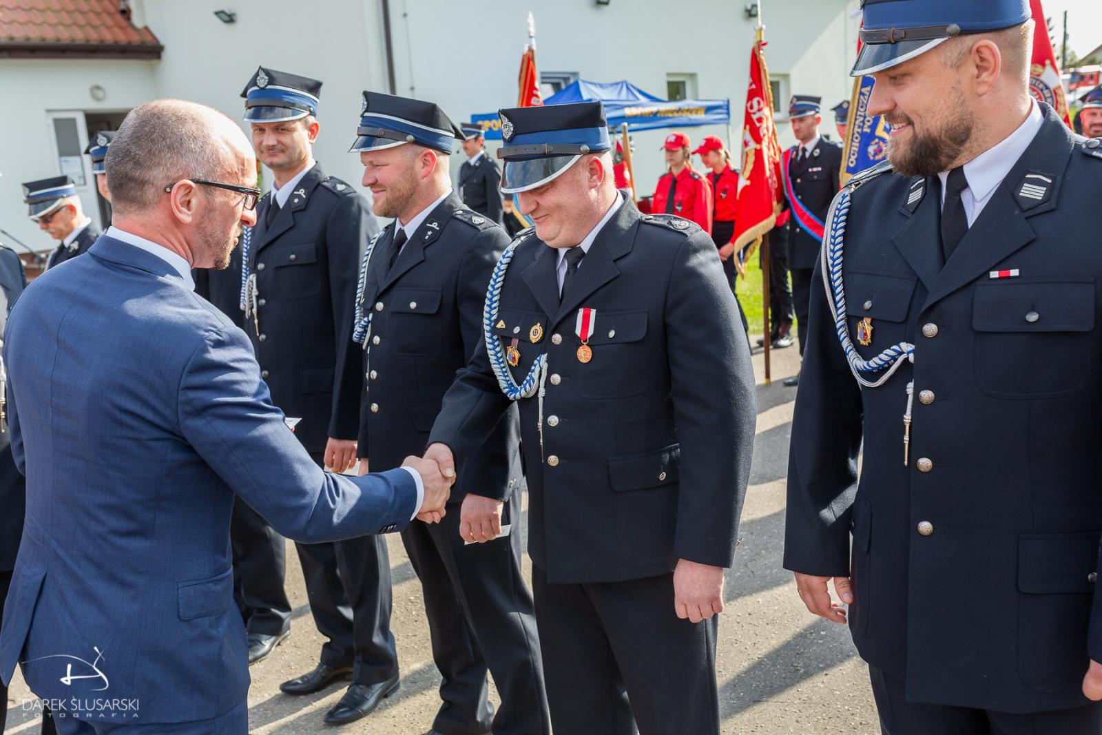 wręczanie odznak strażak wzorowy