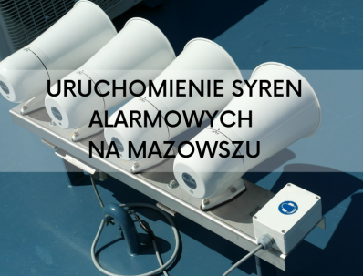 Na środku grafiki znajdują się 4 głośniki alarmowe, po środku znajduje się napis uruchomienie syren alarmowych na mazowszu