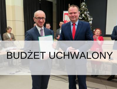 Wójt i Przewodniczący pozują z uchwalonym budżetem gminnym na 2022 rok